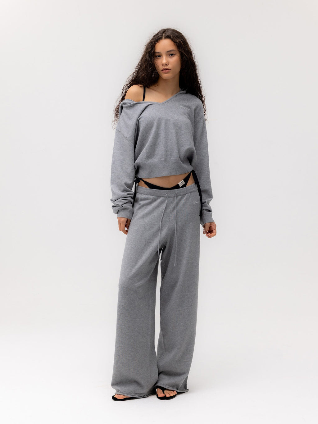 G HUG V-NECK KNIT HOODIE