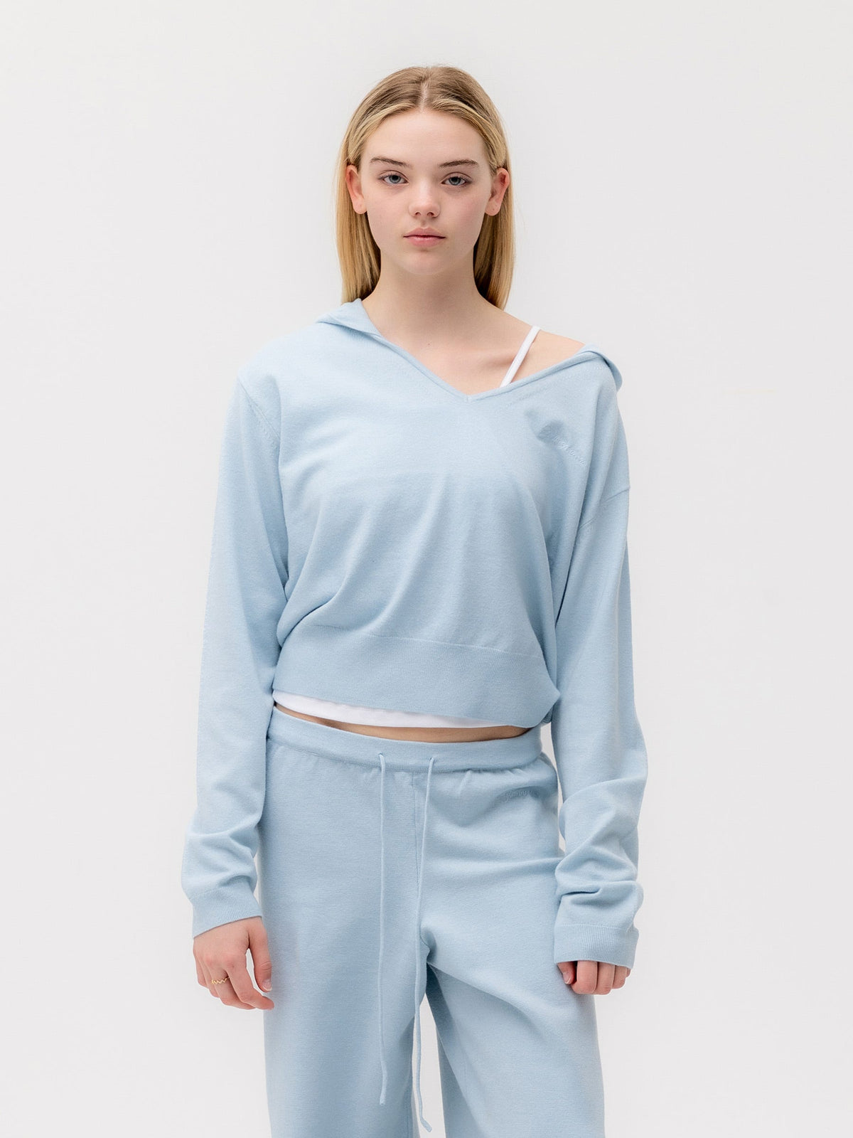 G HUG V-NECK KNIT HOODIE