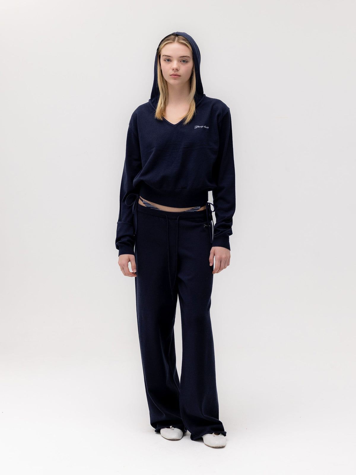 G HUG V-NECK KNIT HOODIE